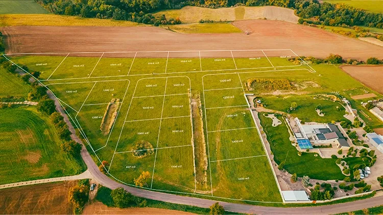 Fotografie pozemku z dronu s vyznačením